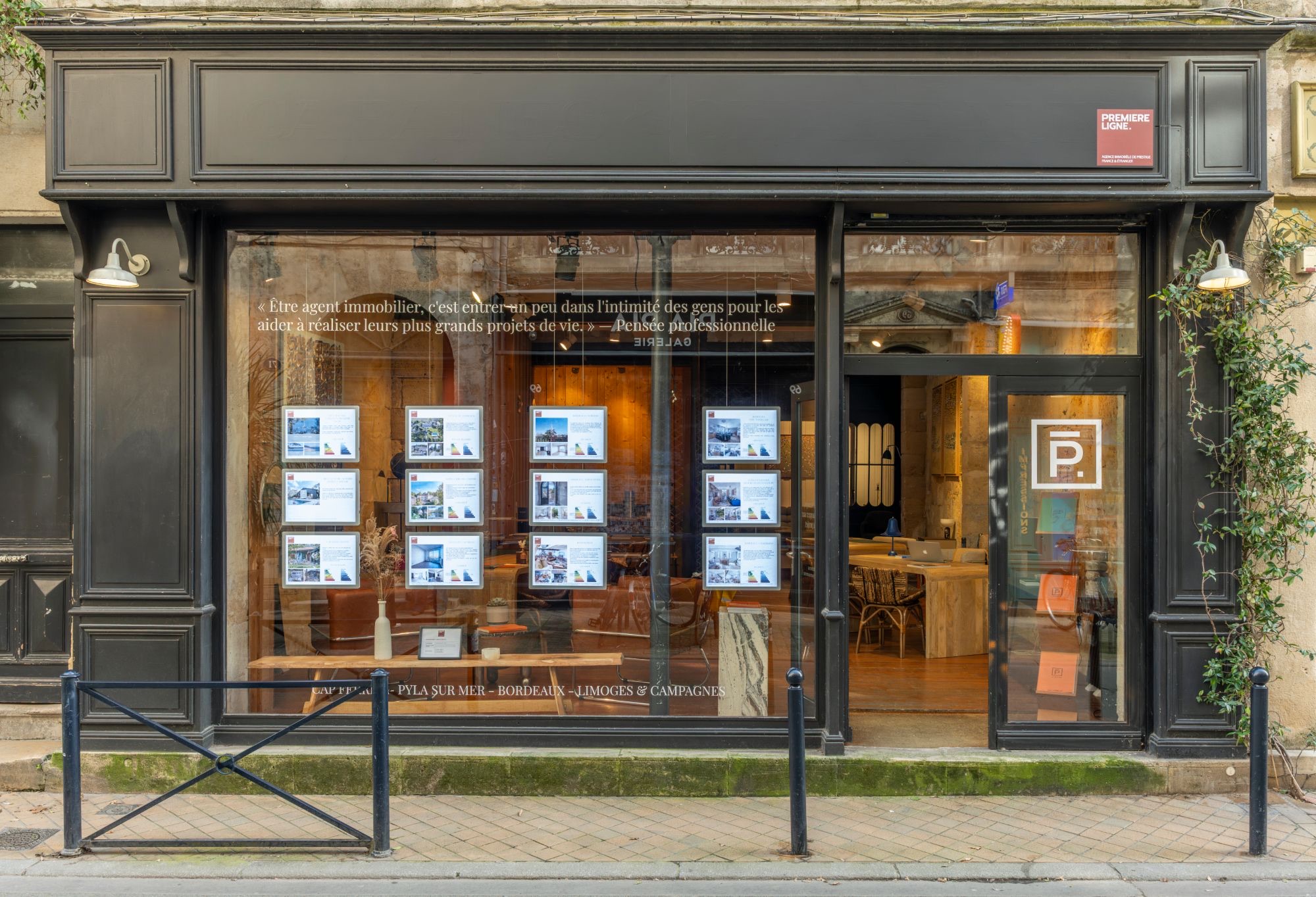 La vitrine de l’agence Première Ligne, rue Notre-Dame à Bordeaux