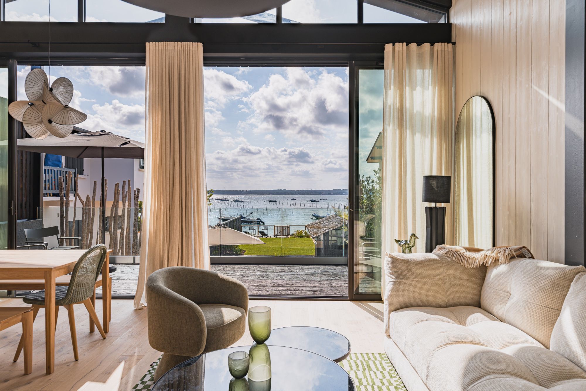 Salon d’une villa ouvert sur le Bassin d’Arcachon